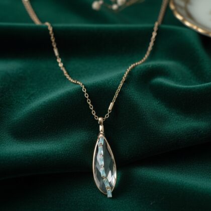 Elegant Teardrop Crystal Pendant Necklace – Minimal Gold Chain Jewelry